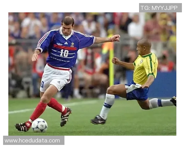 足球明星齐聚一堂与大罗亲密互动展现传奇魅力与足球精神